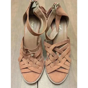 Woman's brown heels with back tassel detail by Qupid size 9.5M New!
